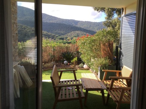 Vente d'un appartement rez de chaussée avec terrasse et jardin à Sainte Maxime