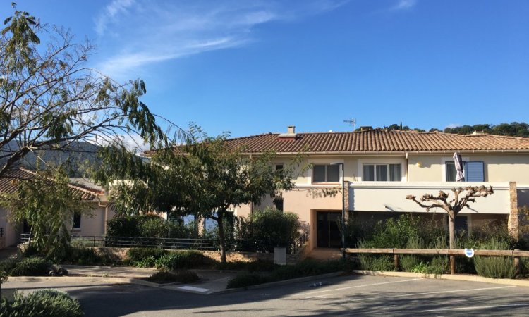 Vente d'un appartement rez de chaussée avec terrasse et jardin à Sainte Maxime